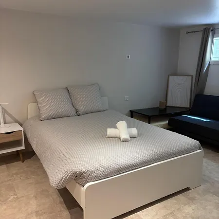 Maison Avec Jardin Privatif, 4 Chambres, Calme Dans Avec Piscine